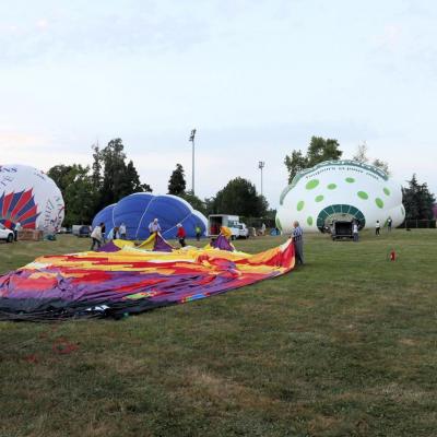 Préparation des ballons avant l'envol entre 5h30 et 6h du matin !!