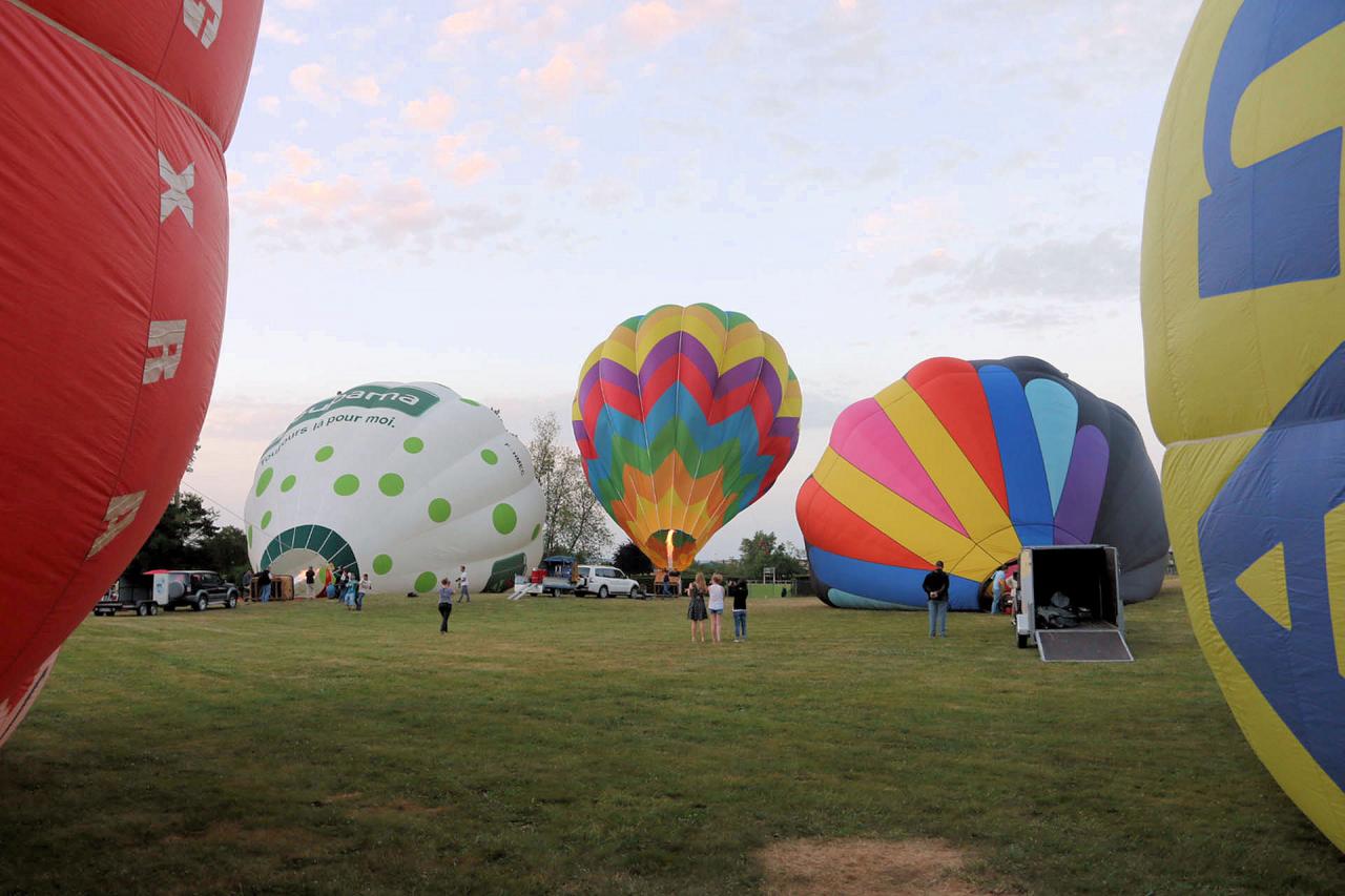 Préparation des ballons avant l'envol entre 5h30 et 6h du matin !!