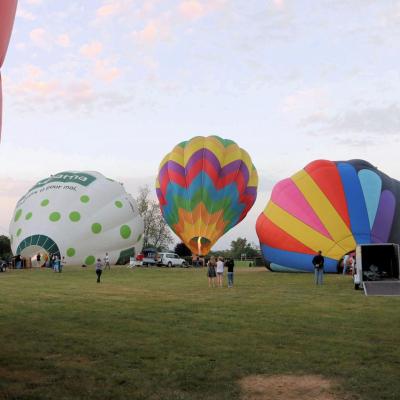 Préparation des ballons avant l'envol entre 5h30 et 6h du matin !!