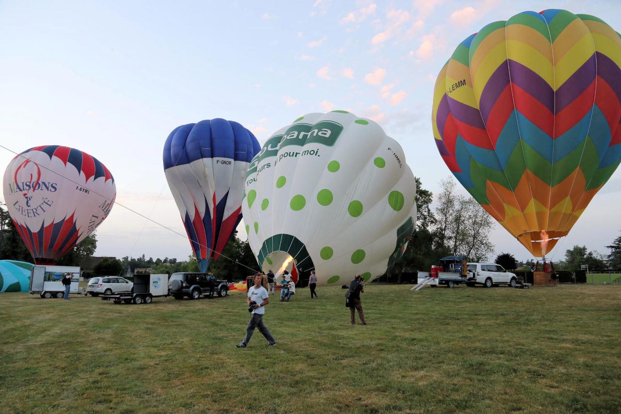 Préparation des ballons avant l'envol entre 5h30 et 6h du matin !!