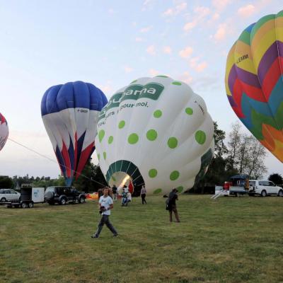 Préparation des ballons avant l'envol entre 5h30 et 6h du matin !!