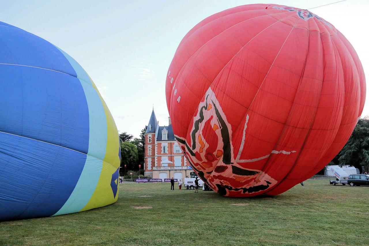 Préparation des ballons avant l'envol entre 5h30 et 6h du matin !!