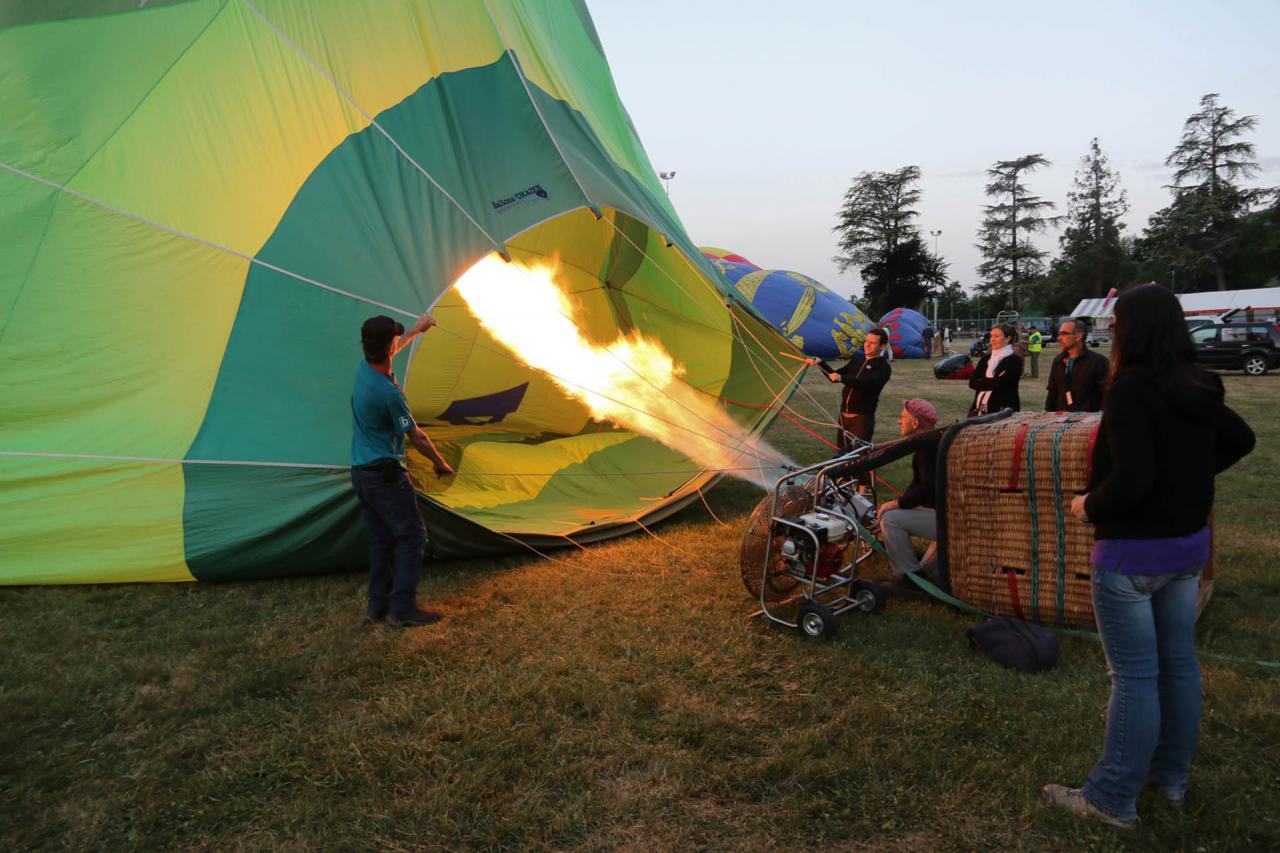 Préparation des ballons avant l'envol entre 5h30 et 6h du matin !!