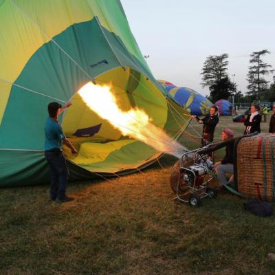 Préparation des ballons avant l'envol entre 5h30 et 6h du matin !!