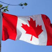 Le drapeau canadien avec comme emblème la feuille d'érable