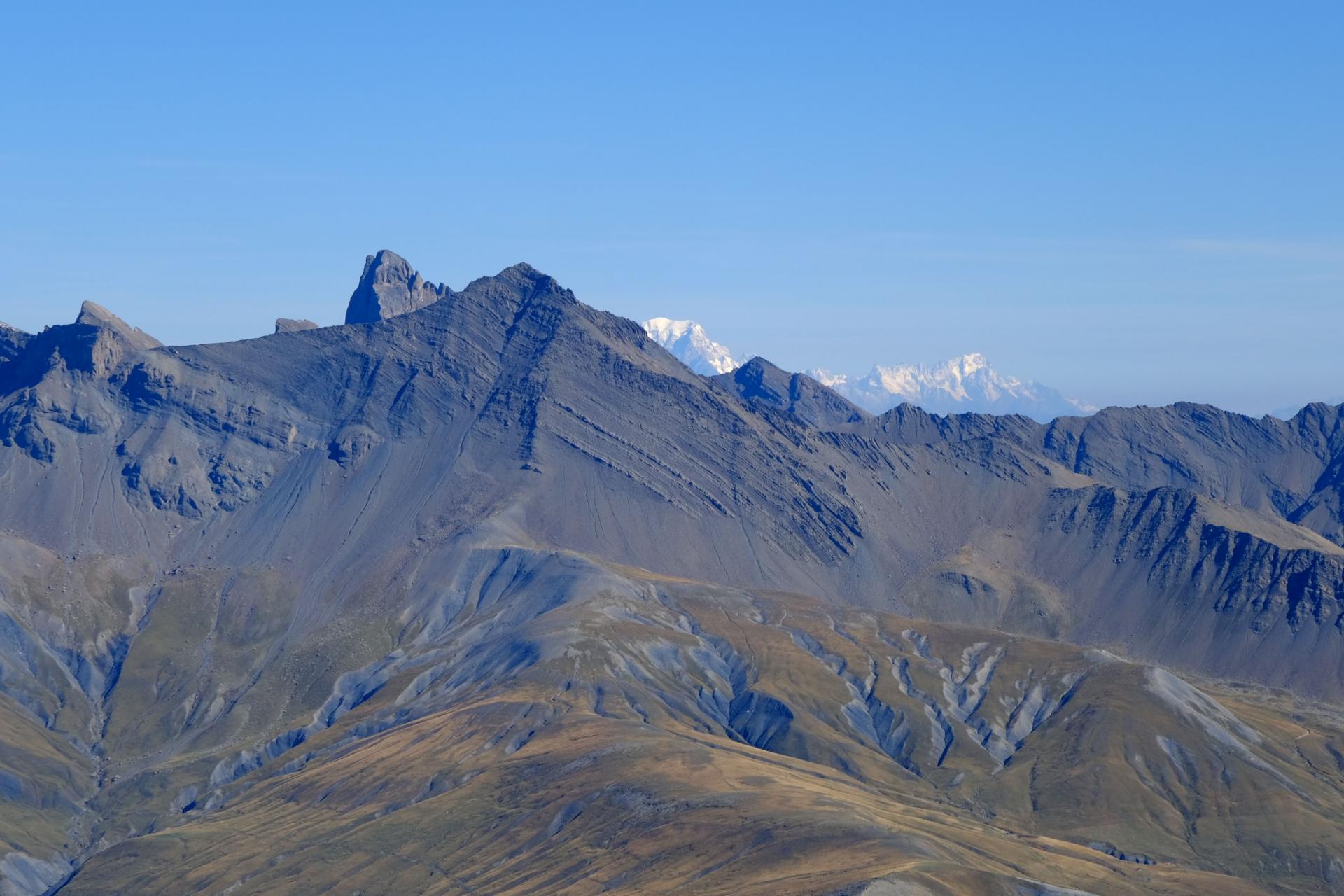 au loin le Mont-Blanc