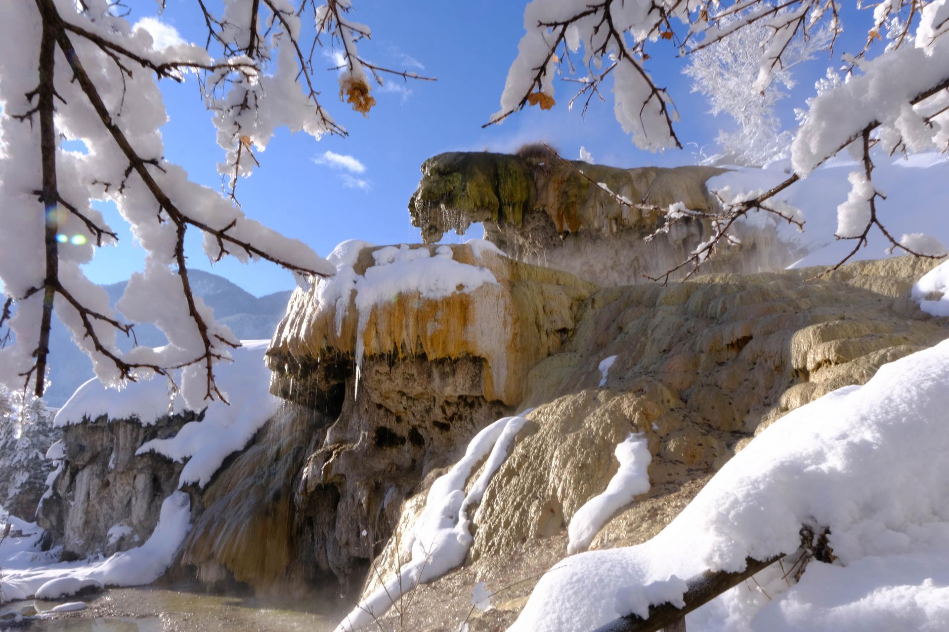 La Fontaine pétrifiante (Réotier) dans l'Hiver s'installe