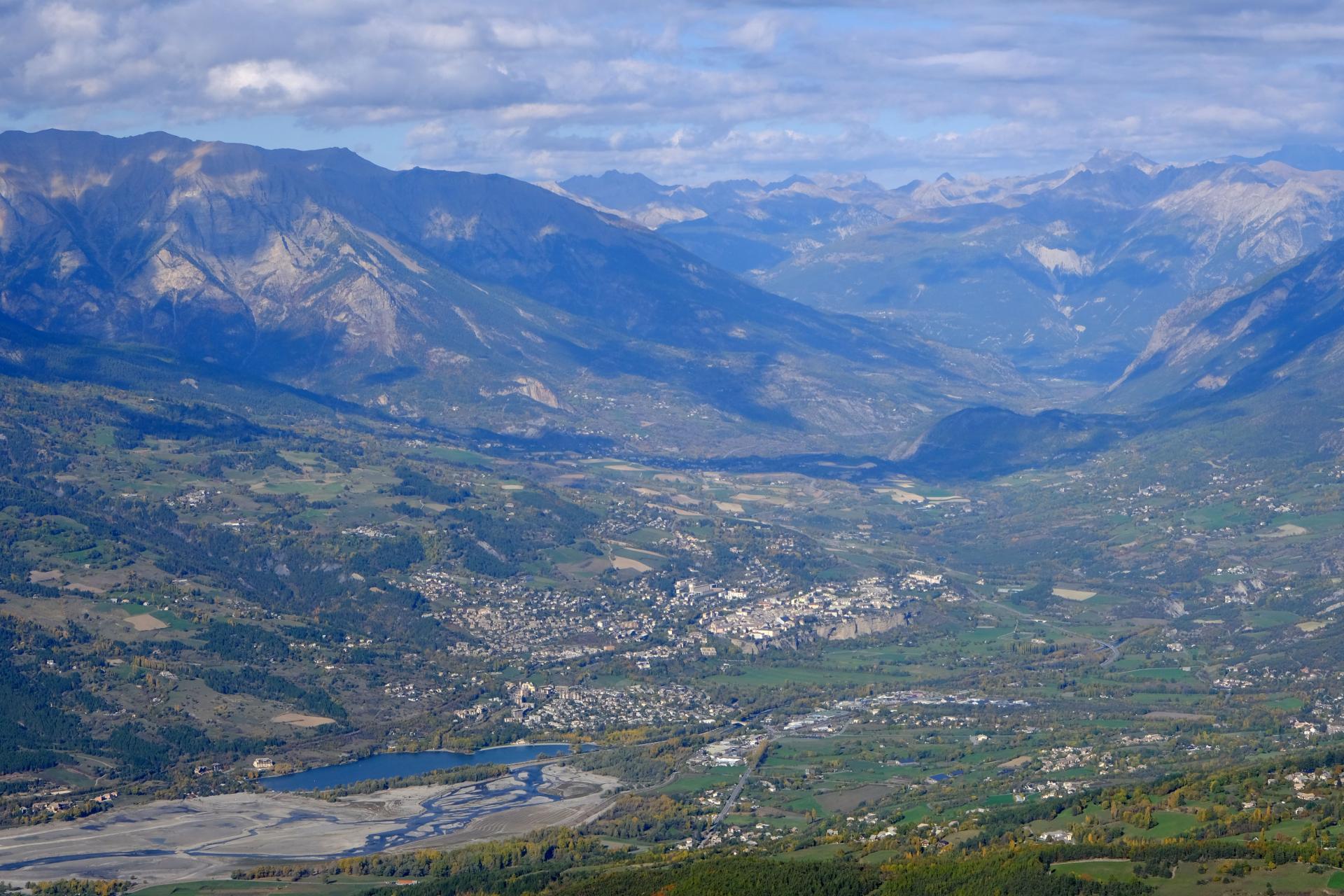 Vue sur Embrun et le plan d'eau