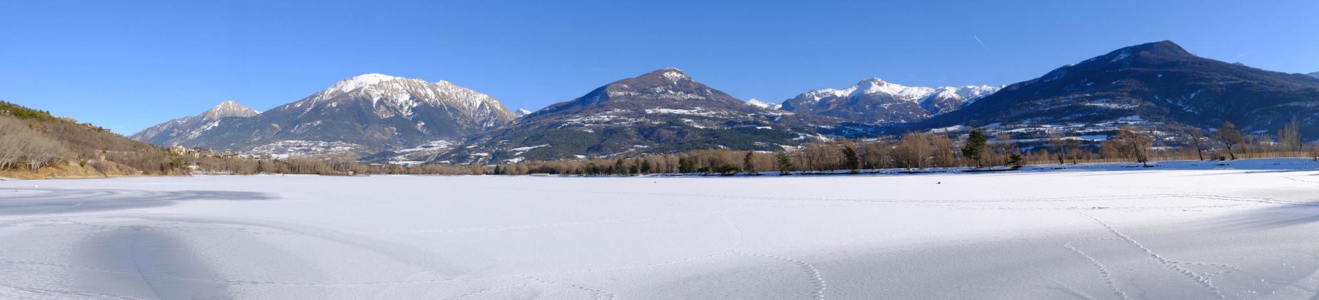 le plan d'eau d'Embrun gelé → décembre 2021