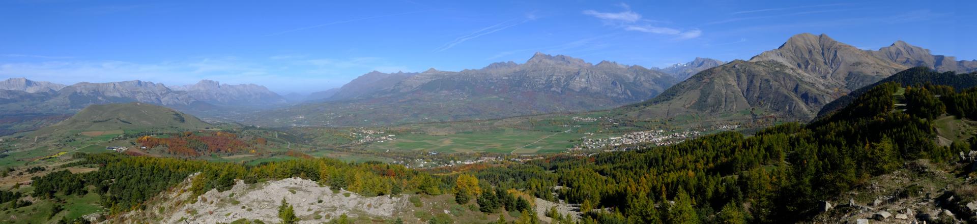 La vallée du Champsaur avec la barre des écrins en toile de fond