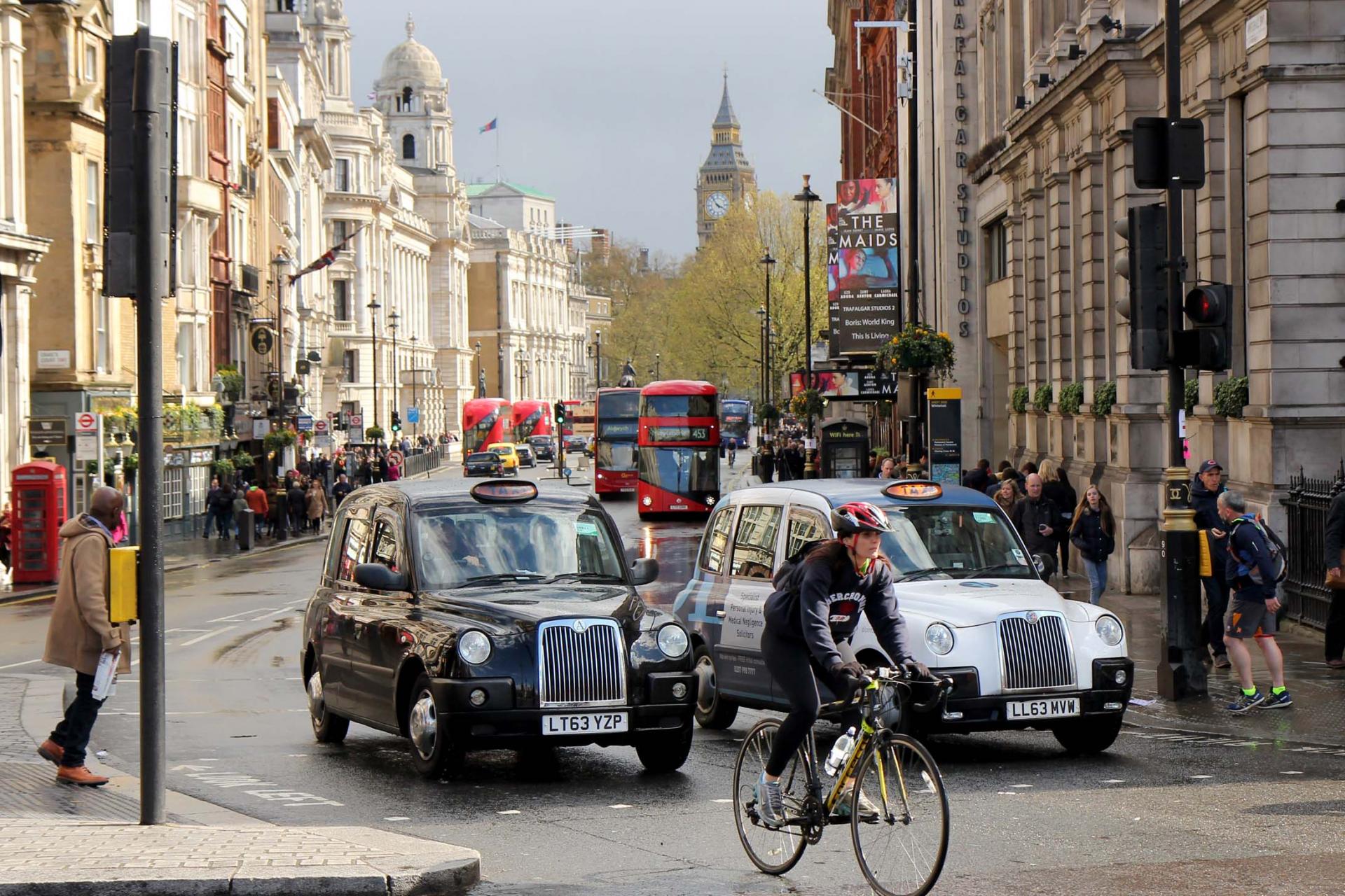 La grande rue de Whitehall mène au parlement